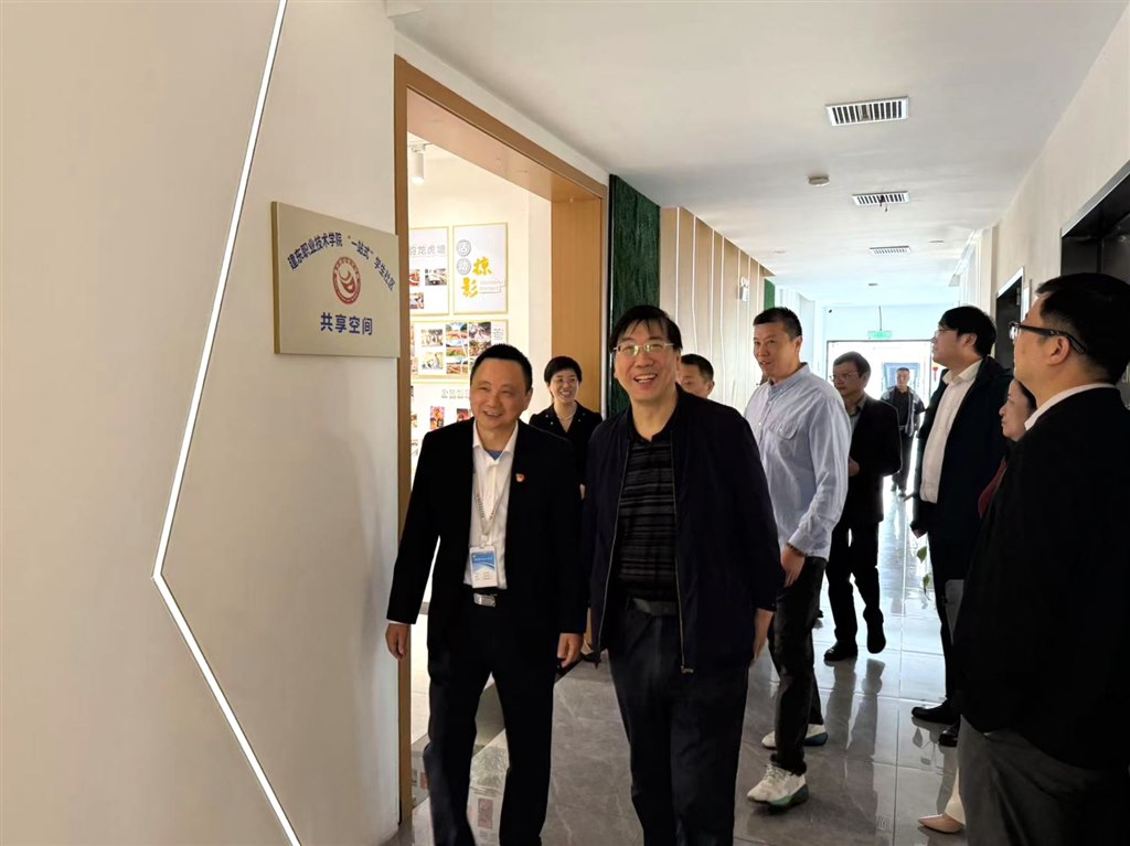 7参观一站式学生社区1.jpg