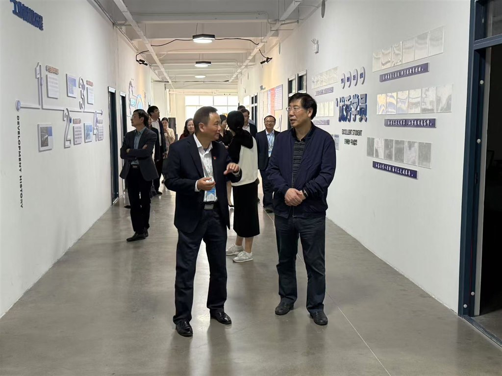 8参观产业学院6.jpg