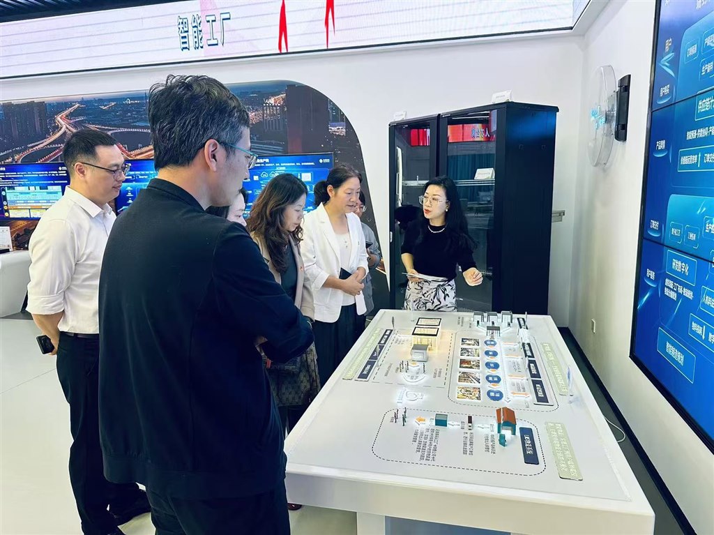移动公司接待员为党员同志讲解5G应用场景（1）.jpg