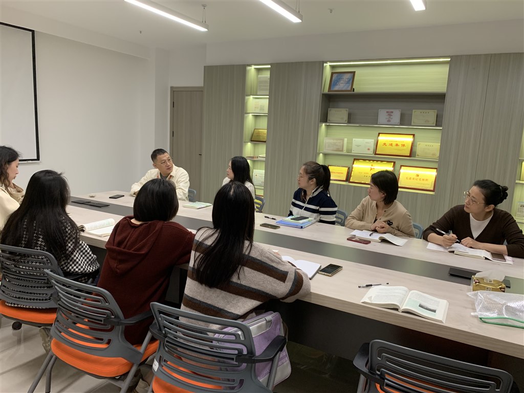 常州机电马院李昊远院长进行会后指导.jpg