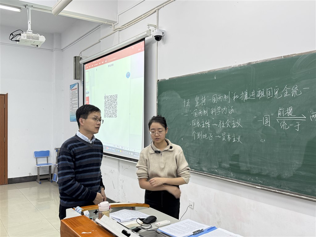 专家毛家明与霍鑫月老师课后交流.jpg