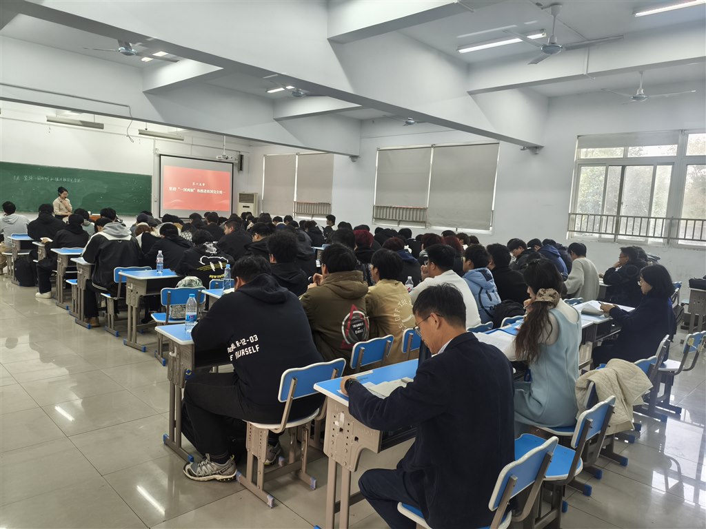 专家毛家明听课现场.jpg