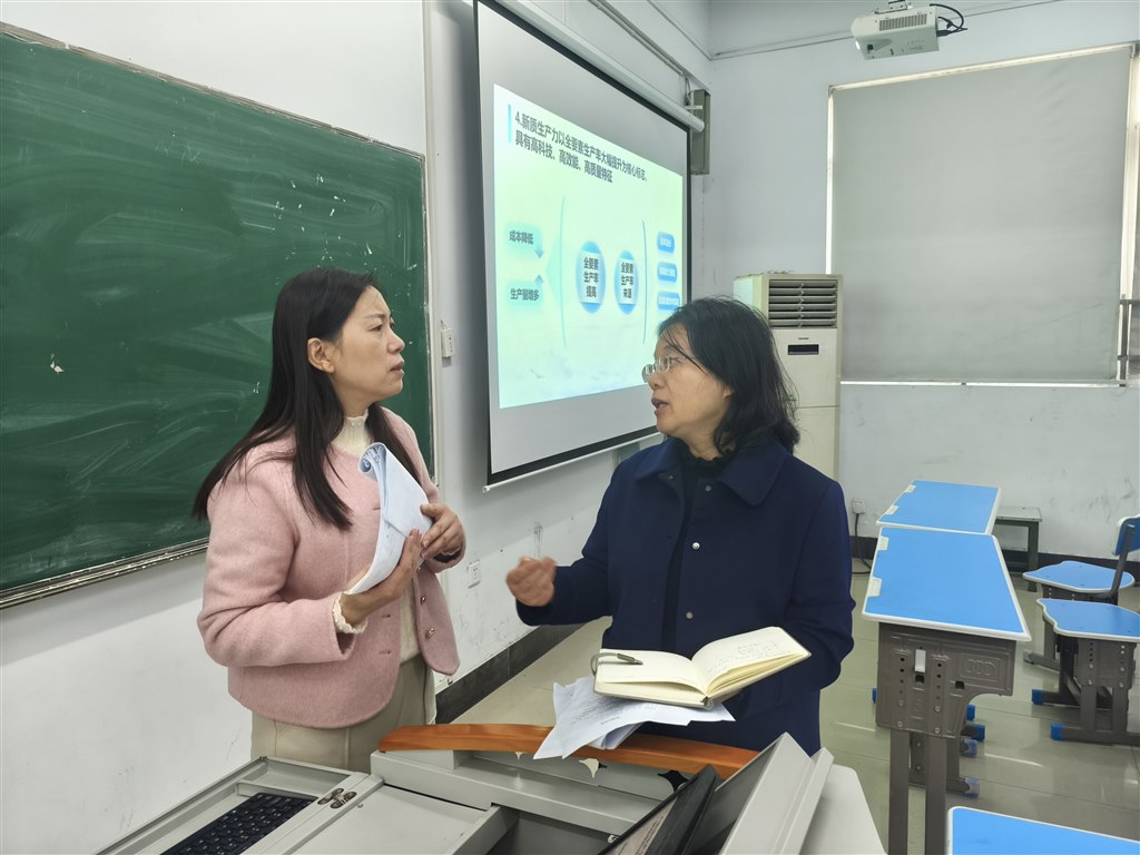 专家田洪芳和卜桂花老师课后交流.jpg