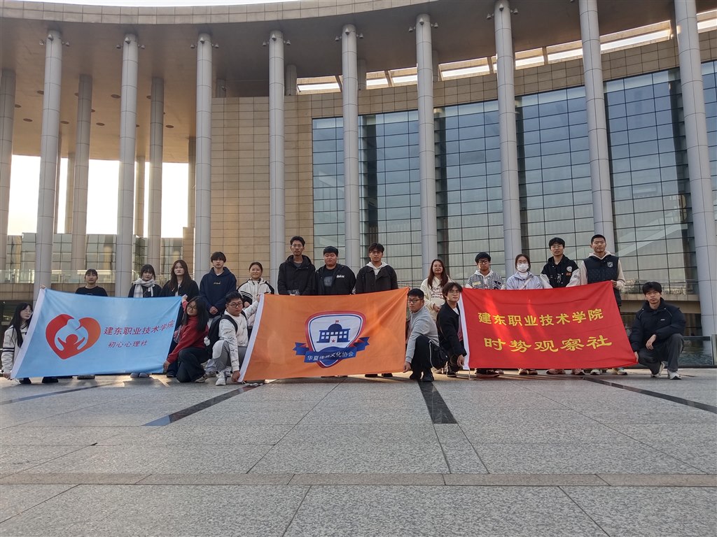 三大社团在常州博物馆前合影留念.jpg