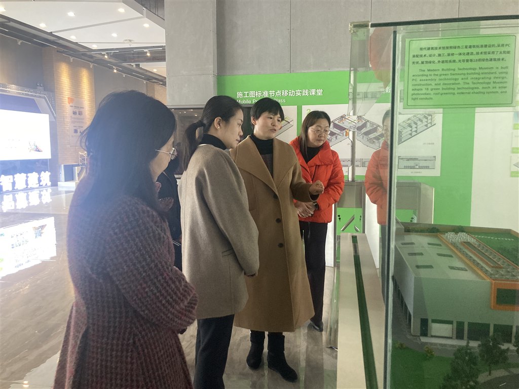 参观学校现代建筑技术馆2.jpg