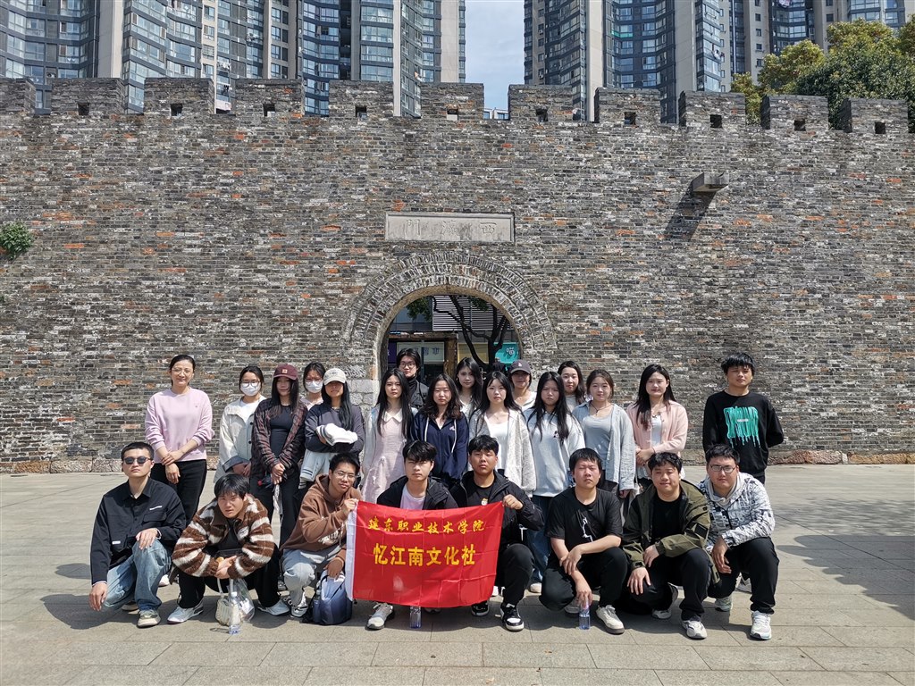 4在西瀛里古城墙.jpg
