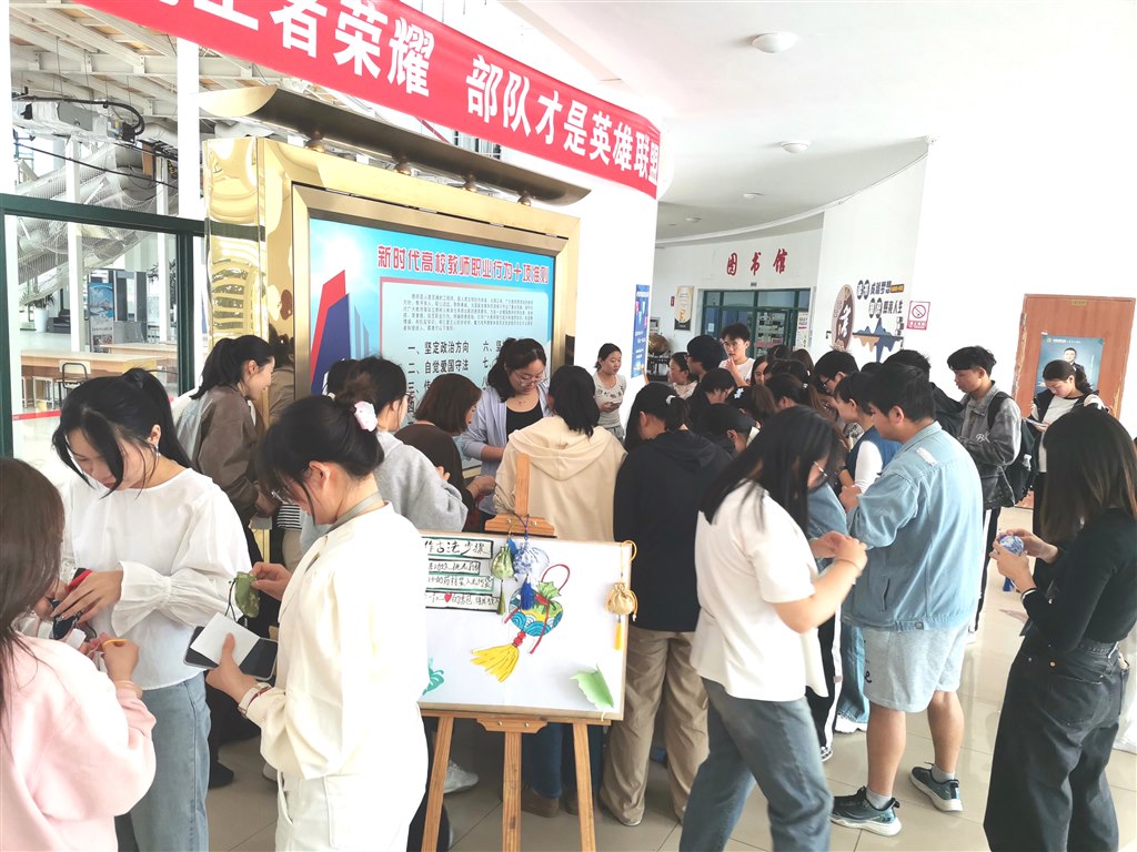 热闹的活动现场.jpg