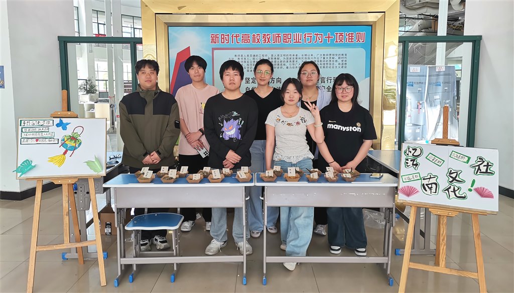 社团指导教师和工作人员合影.jpg