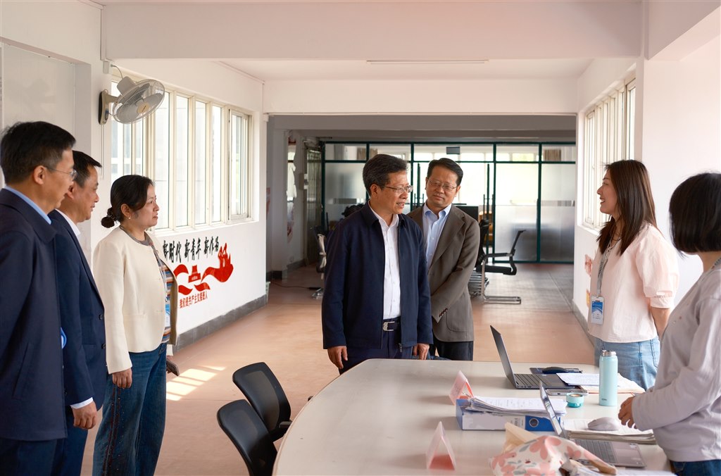 5参观“一站式”学生社区.jpg