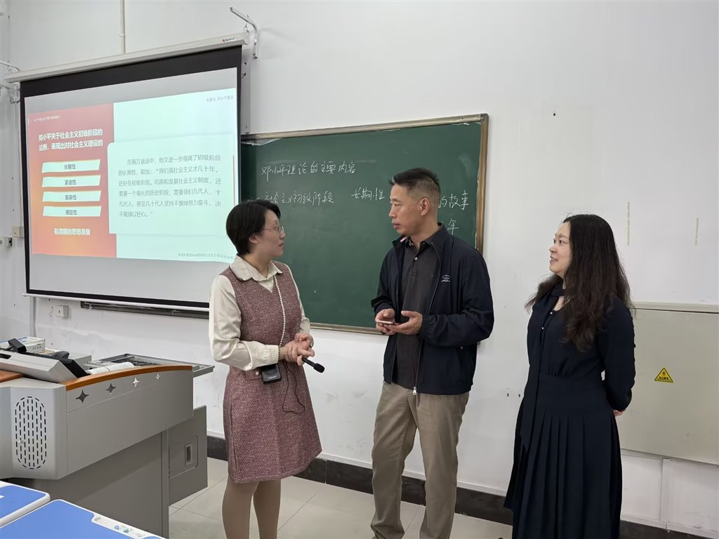 刘勇教授对蒋潇潇老师现场指导.jpg