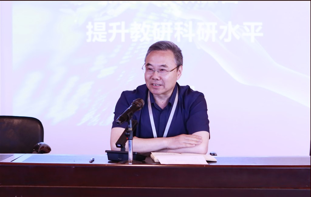 张涛副校长.jpg