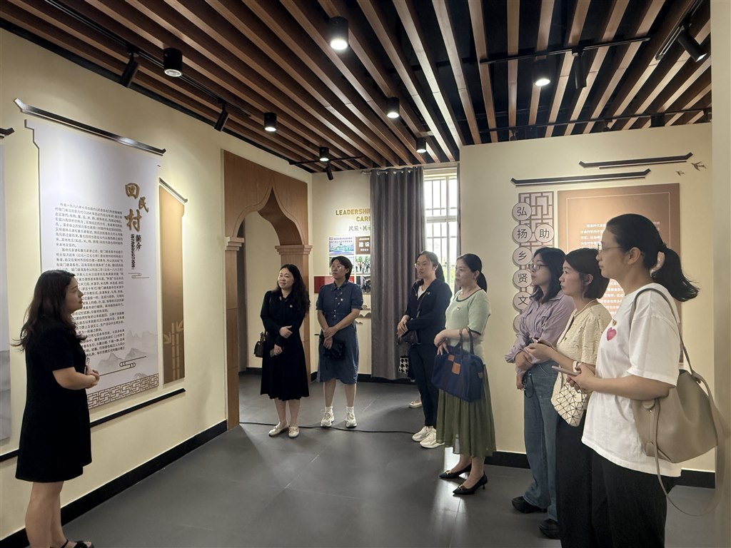 村干部介绍回民村概况.JPG