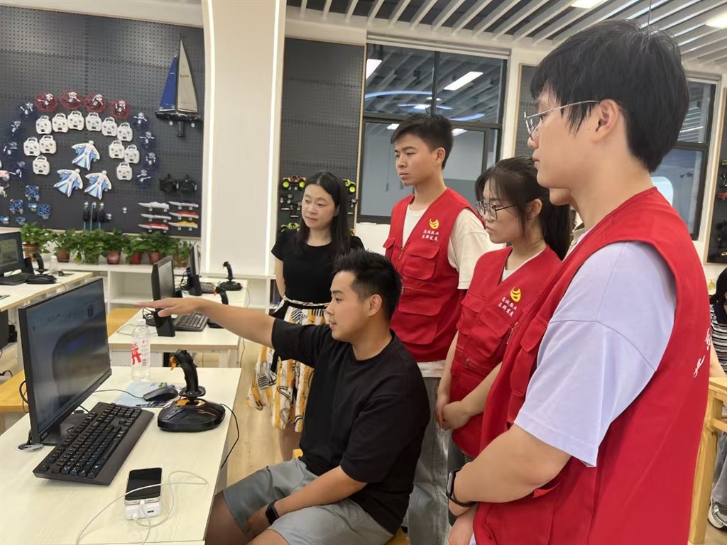 志愿者学习实践操作技能.jpg