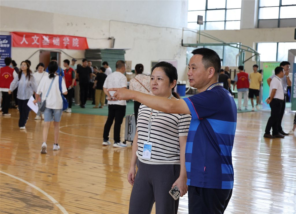 校领导王志平、桑莉琳.JPG