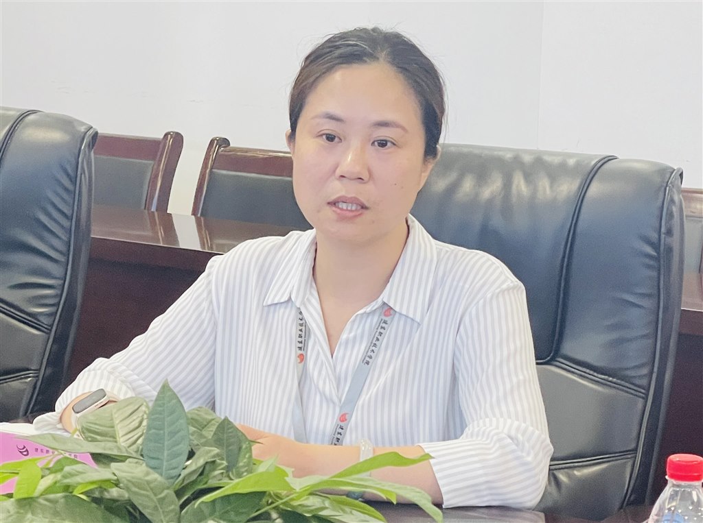 4执行校长韩黎介绍学校的发展近况.jpg