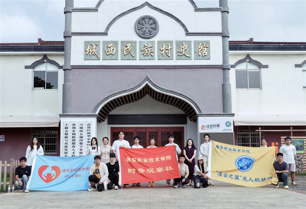 马院三大思政创意社团共赴活动.jpg 马院三大思政创意社团共赴活动.jpg