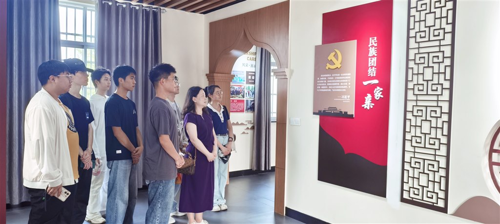 参观村史馆1.jpg 参观村史馆1.jpg