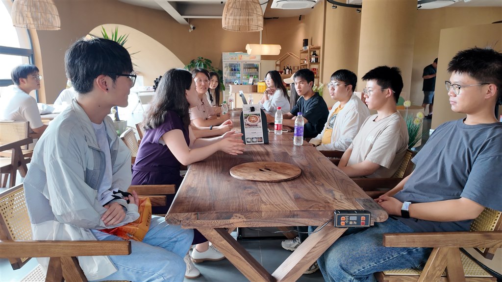 坐在乡村土特产馆畅谈参观感悟.jpg 坐在乡村土特产馆畅谈参观感悟.jpg