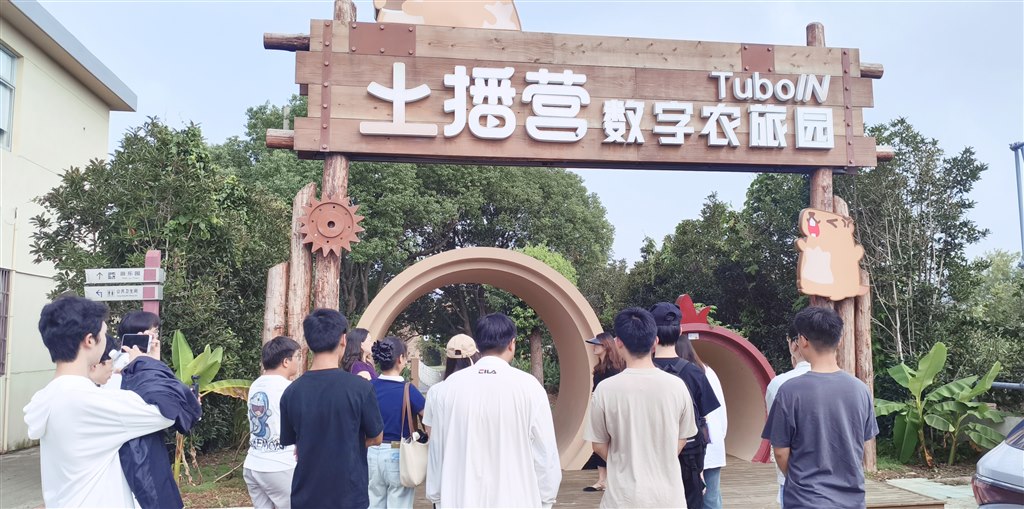 学生走进田间地头了解特色农业和农村旅游.jpg 学生走进田间地头了解特色农业和农村旅游.jpg