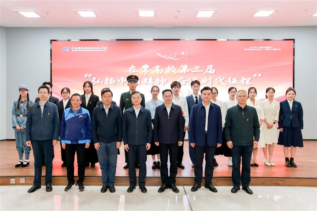 参赛选手与评委专家合影.jpg 参赛选手与评委专家合影.jpg