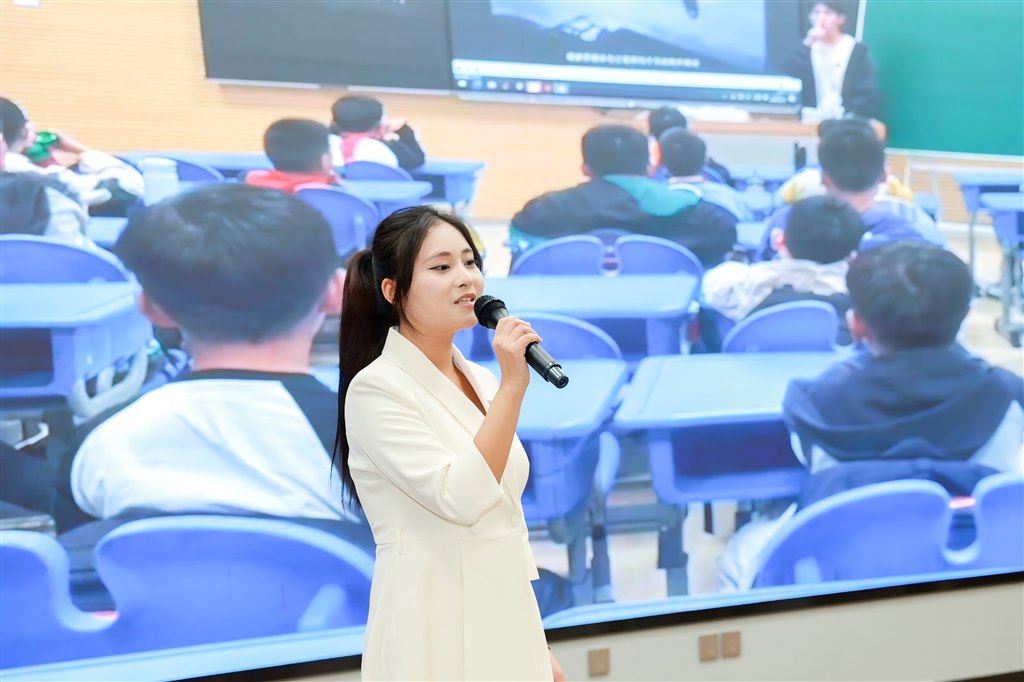 宣讲现场2.jpg 宣讲现场2.jpg