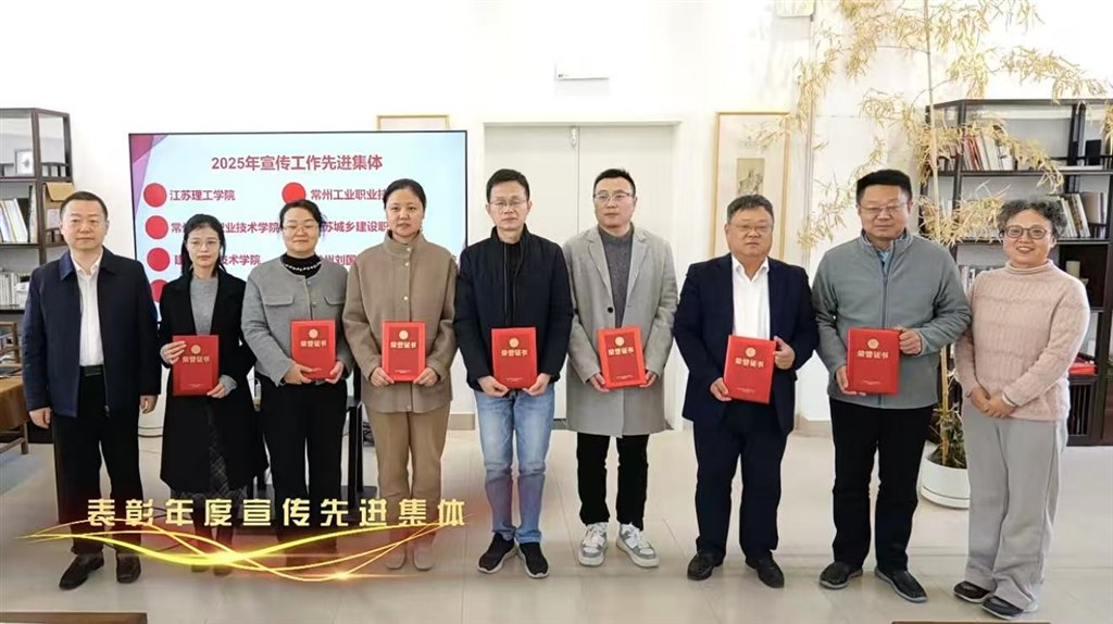 颁奖.jpg 颁奖.jpg