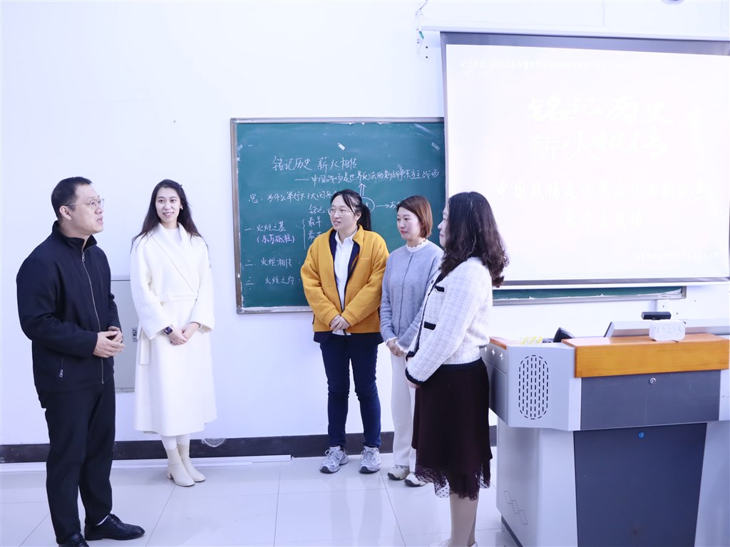 校外评课专家与我校马克思主义学院教学团队交流.JPG 校外评课专家与我校马克思主义学院教学团队交流.JPG