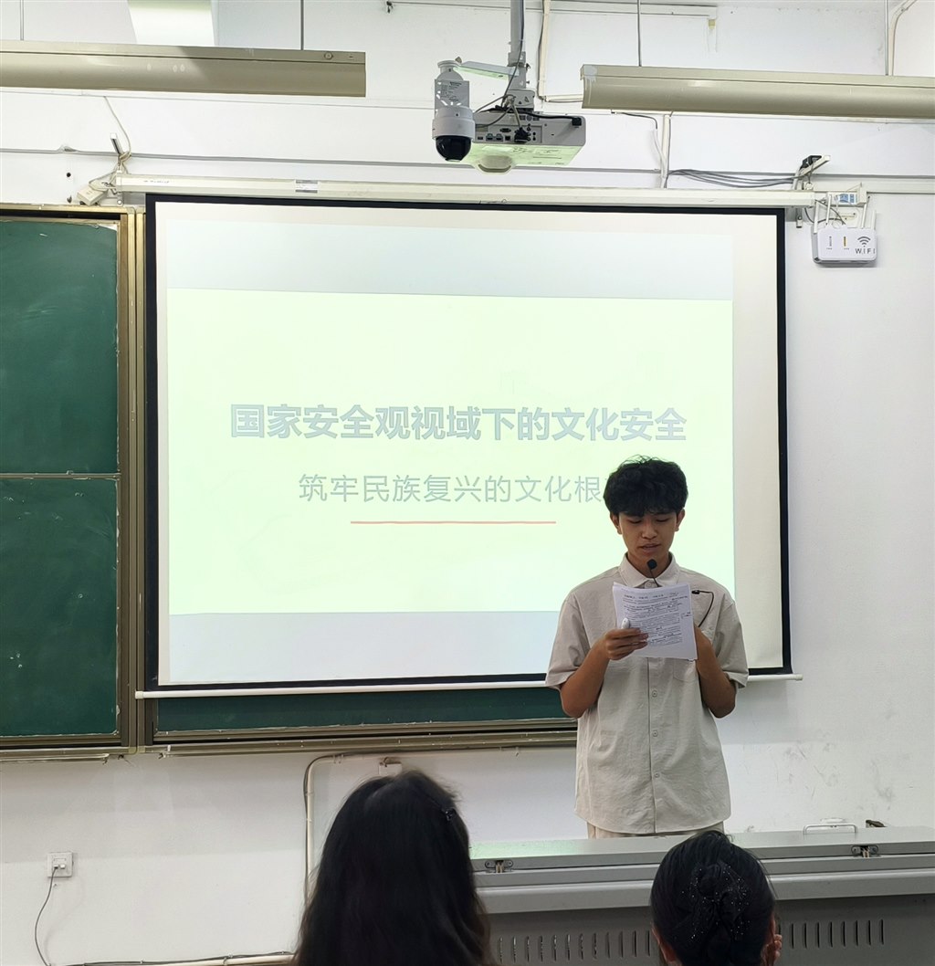 徐晨强同学演讲主题《筑牢民族复兴的文化根基》.jpg