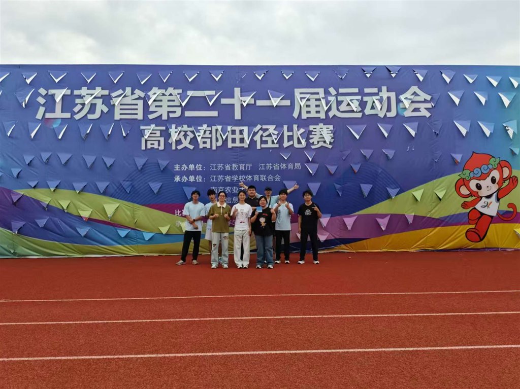 全体运动员与教练吴强老师.jpg
