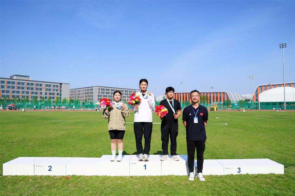 许世晖同学（左一）荣获女子铅球银牌.jpg