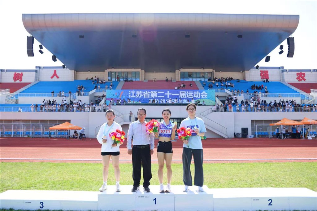 高晶凌同学（右一）荣获女子100米栏银牌.jpg