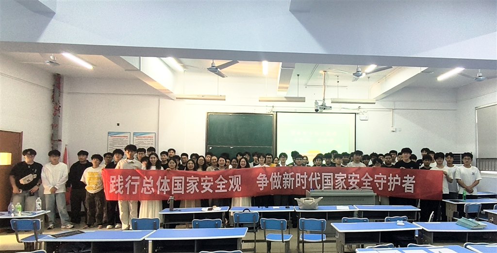全体师生合影.jpg