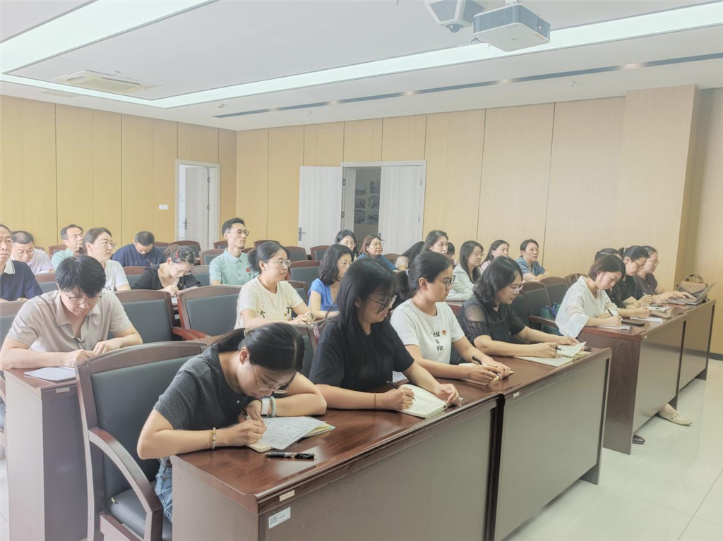 现场全体教师沉浸式学习正确政绩观.png