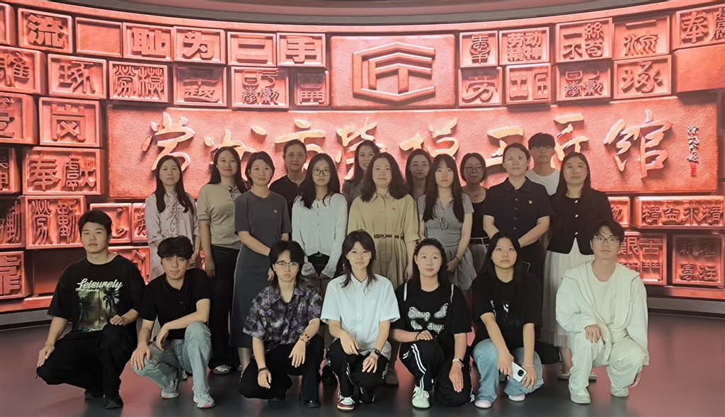 我校马克思主义学院党支部教师与学生社团骨干合影.jpg