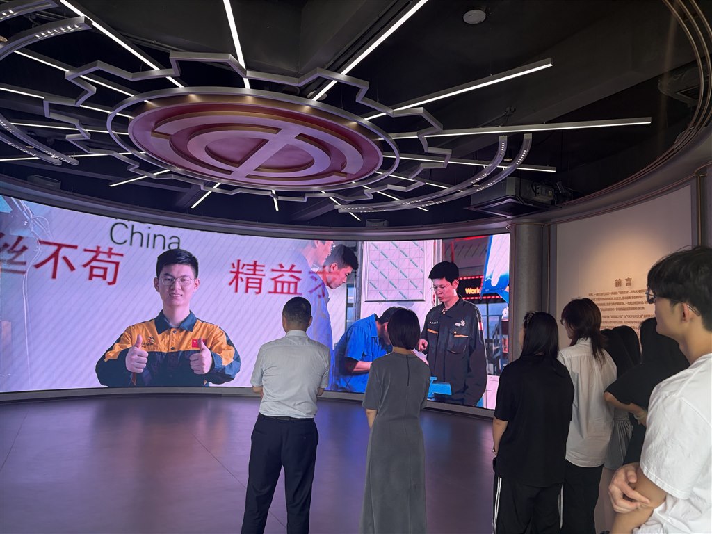 全体师生沉浸式学习常州本土劳模工匠的先进事迹.jpg