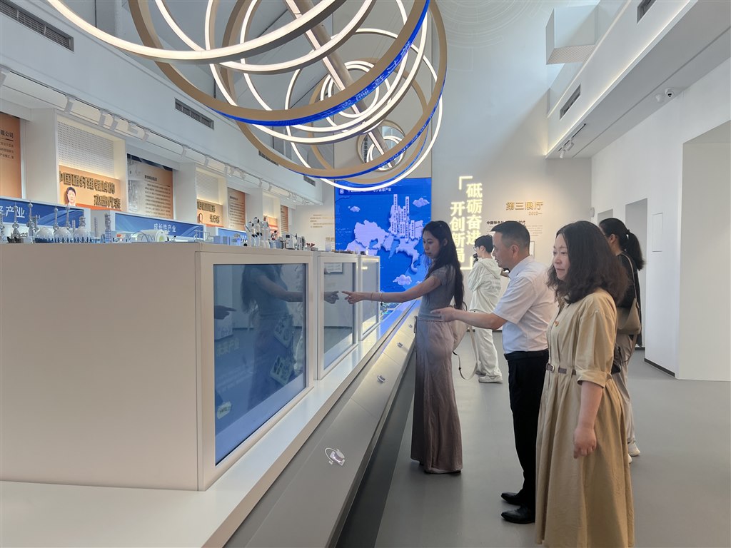 党员教师在活动中开展研讨交流.jpg