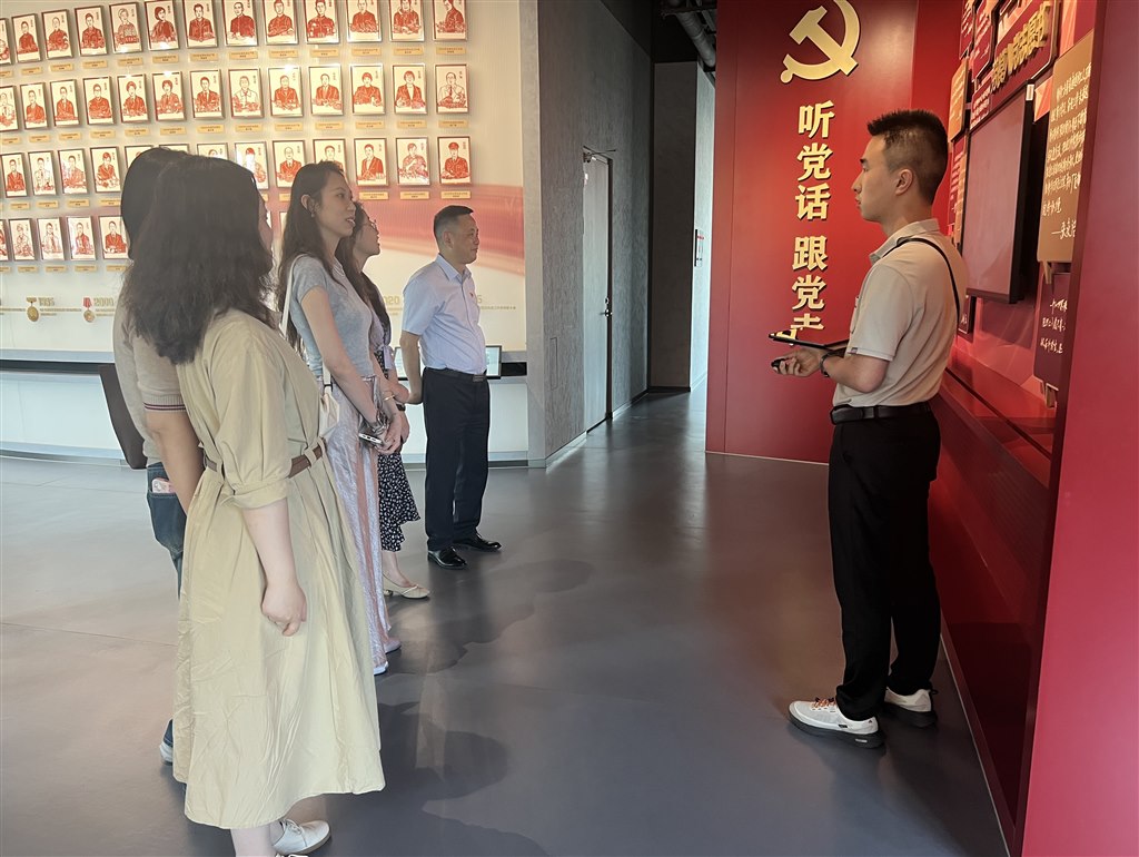 党员教师在活动中锤炼党性修养.jpg