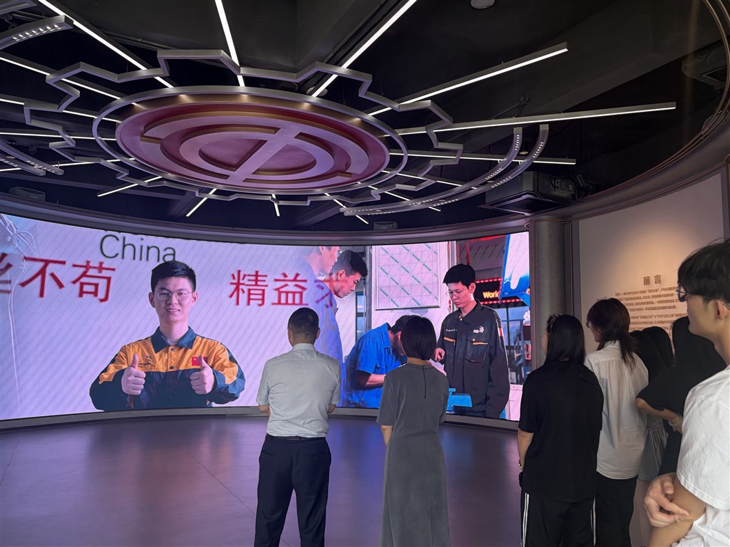 全体师生沉浸式学习常州本土劳模工匠的先进事迹.jpg