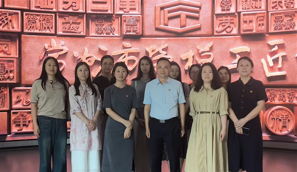 我校马克思主义学院党支部全体教师合影.jpg