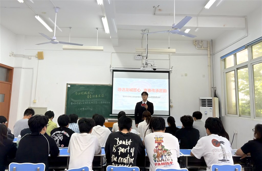 时势观察社社长王宇轩主持微宣讲活动.jpg