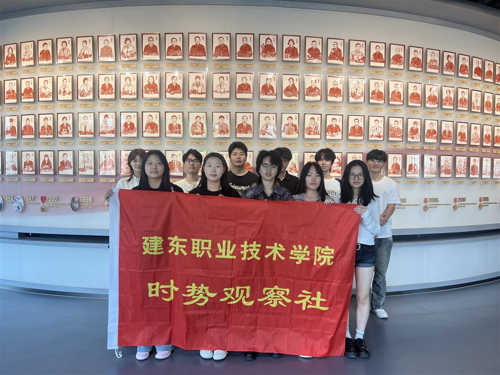 时势观察社部分学生骨干参观研学合影.jpg
