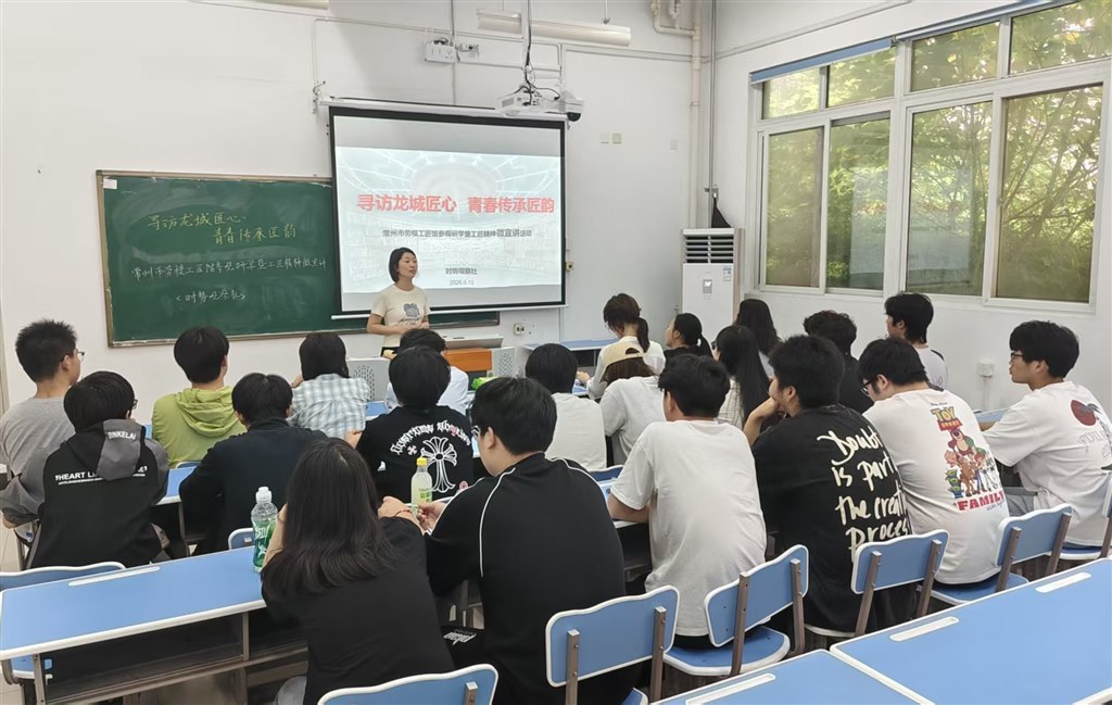 社团指导老师周姣作点评讲话.jpg