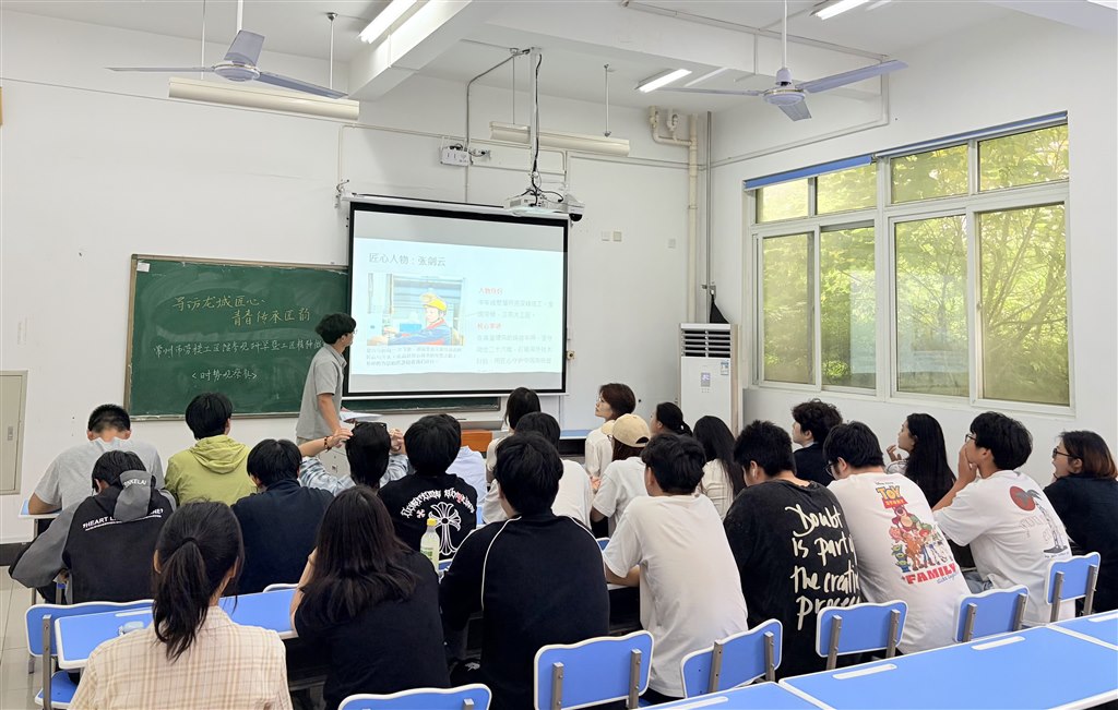 社团学子张陆帆以《铸匠心之魂 逐时代锋芒》为题作微宣讲.jpg