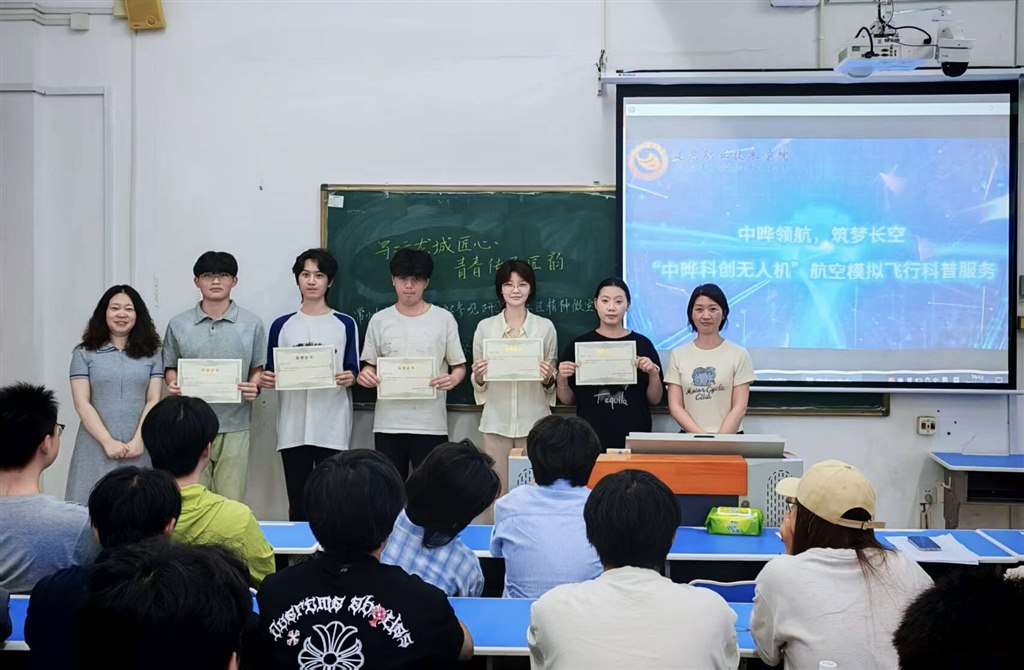 马克思主义学院副院长王艳君为本学期科普服务活动志愿者代表颁发荣誉证书.jpg