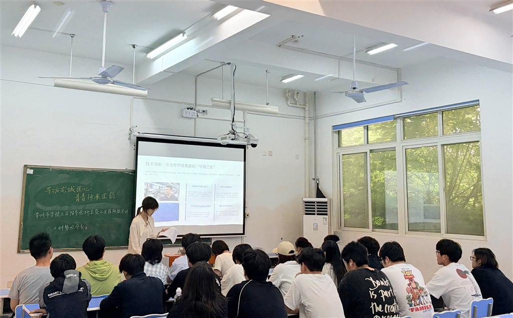 社团学子孙星研以《邓建军：从工人到工匠的创新之路》为题作微宣讲.jpg
