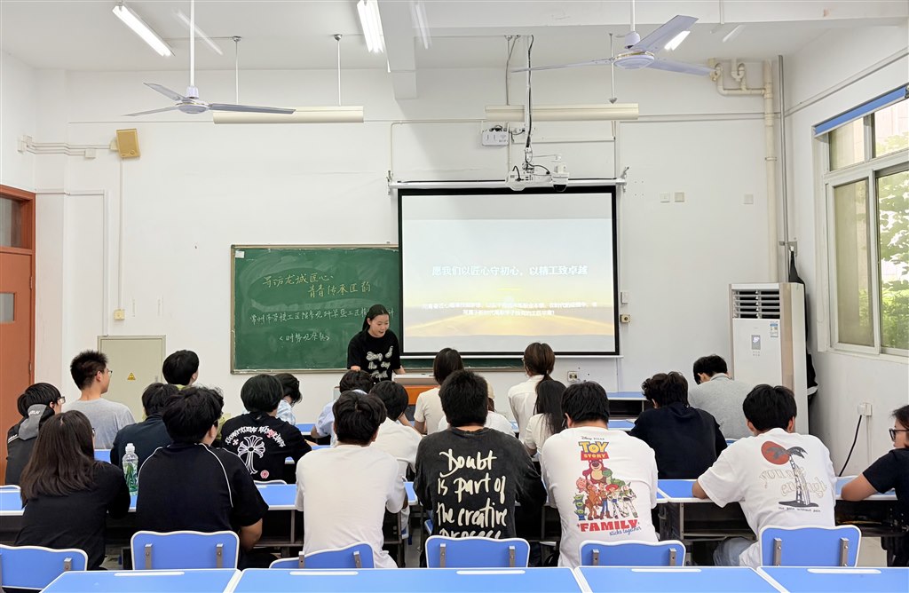 社团学子高琦琦以《以匠心致初心 以技能筑芳华》为题作微宣讲.jpg