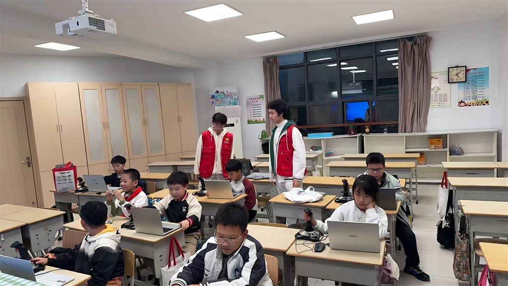 我校志愿者在科普活动现场维持课堂秩序.jpg