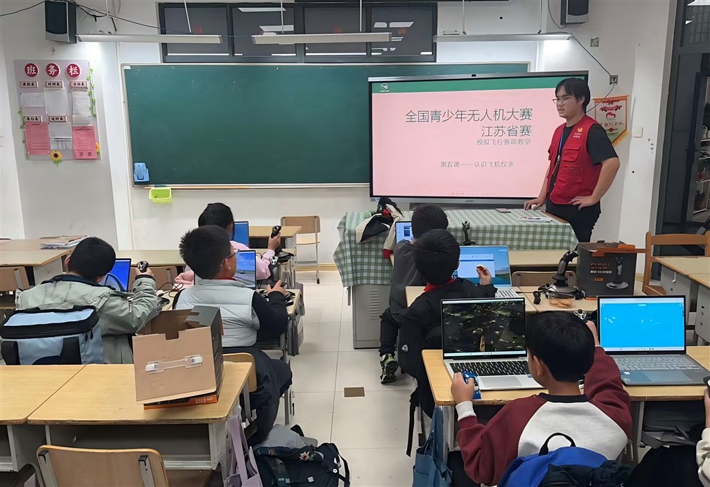 我校志愿者在博爱小学讲解无人机科普理论知识.jpg