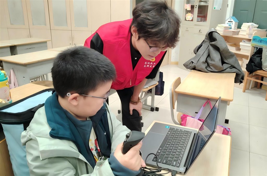 我校志愿者指导“模拟飞行”实践操作1.jpg